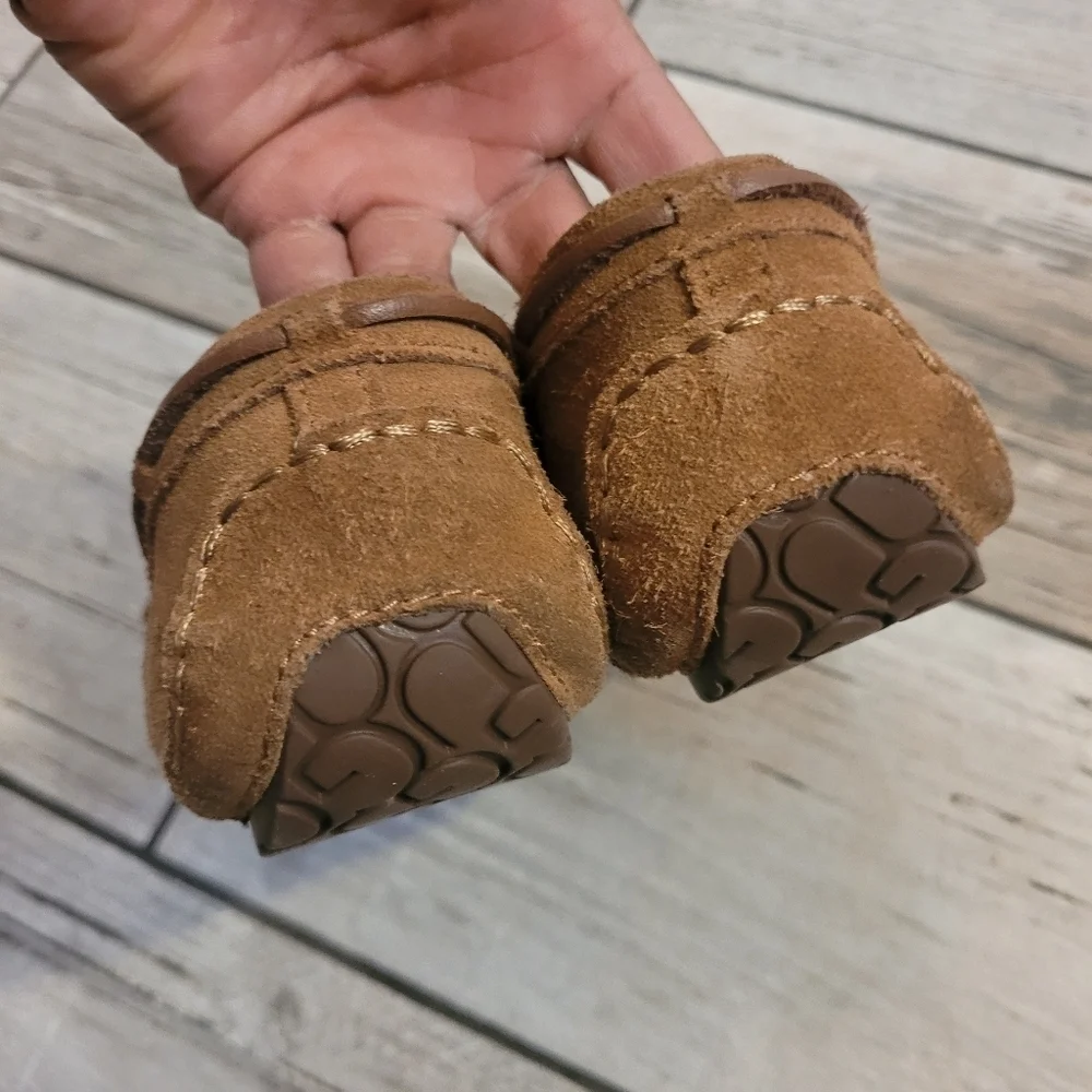 UGG Dakota slippers Girls size 4 chestnut brown water resistant suede comfy cozy